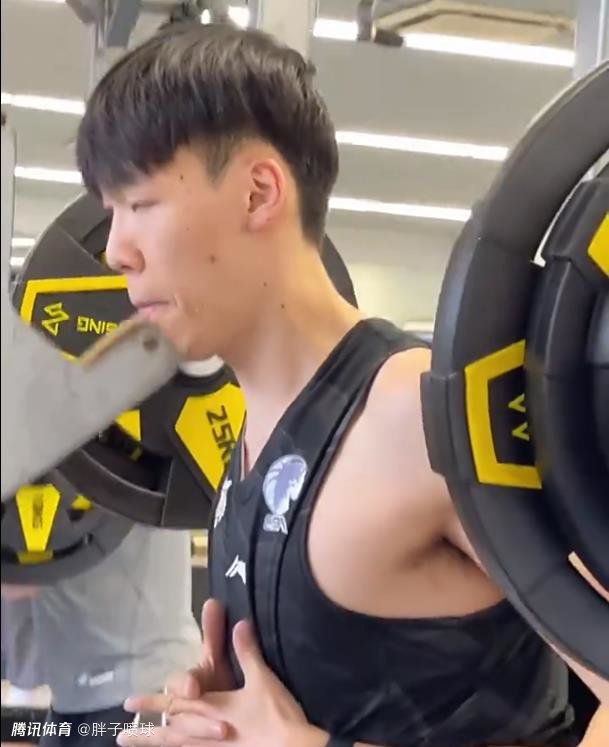 此次曝光的定档预告妙趣横生，充满了奇幻色彩，预告中，米娜与爸爸两人嬉戏打闹，画面温馨，直到家中新妈妈和新姐姐的加入，将这份原本的宁静打破了
